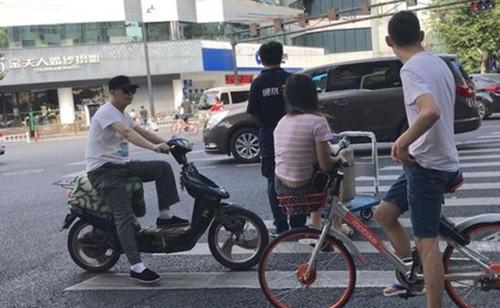 澳门资料百科:坐共享单车车篮摔死