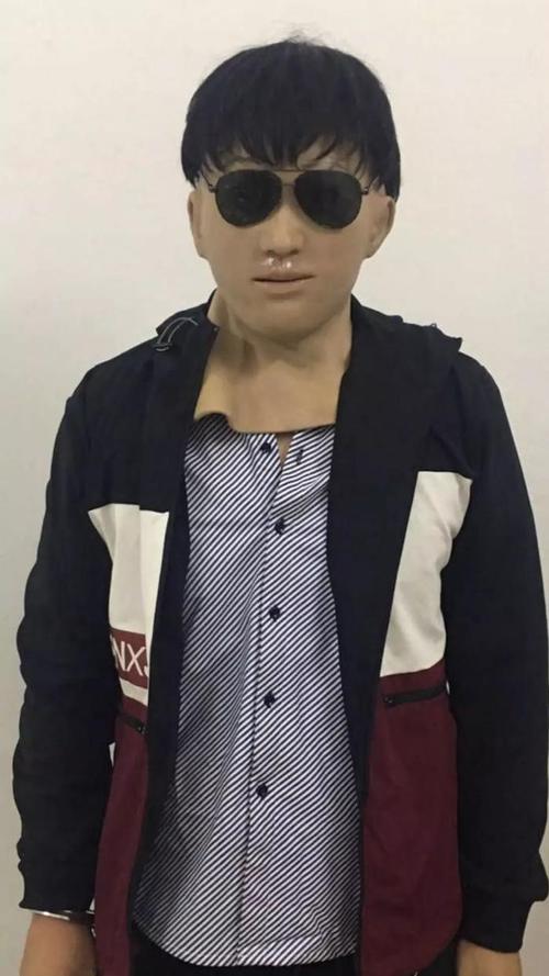 澳门资料百科:戴人皮面具入室盗窃